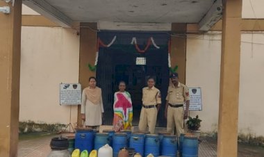 CG CRIME NEWS : अवैध शराब बिक्री के दौरान बस्तर पुलिस की कार्यवाही... आरोपिया के कब्जे से 60 लीटर देशी महुआ शराब बरामद... अनुमानित कीमत 3000/- रूपये...