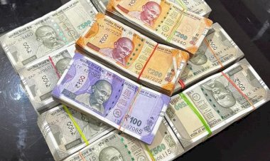 CG NEWS- कार में मिला लाखों कैश : चुनाव से ठीक पहले फिर मिली नोटों से भरी कार,  20 लाख नगद और साड़ियां जप्त….