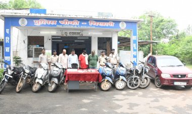 CG जुआरियों के विरूद्ध पुलिस चौकी चिखली की सख्त कार्यवाही... 04 जुआरियों /फड़ से नगदी रकम 83000/- रूपयें, 52 पत्ती ताश जप्त...