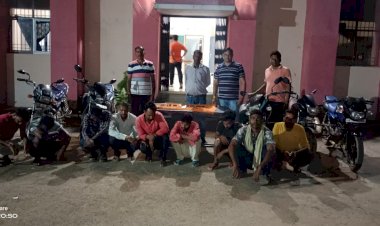 थाना कुकदुर पुलिस टीम ने की जुआरियों के विरूध्द कार्यवाही।

छापे मार कार्यवाही करते हुए दमगढ जंगल में जुआ खेलते 09 जुआडियों को रंगे हाथ पकडा गया।

जुआडियों से 52 पत्ती तास एवं नगदी रकम 5,500/रू, 7 नग एण्ड्राईड मोबाईल, 05 नग मोटर सायकल, कुल जुमला किमती 2,40,500 / रू. पुलिस ने किया जप्त।