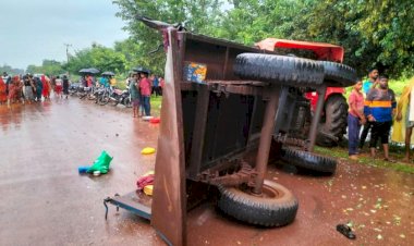 CG ACCIDENT ब्रेकिंग : ट्रैक्टर और हाइवा में जबरदस्त भिड़ंत, दो महिलाओं की मौके पर मौत, दर्जन भर लोग घायल, खून से सनी सड़क.....