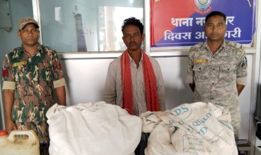 अवैध रूप से अंग्रेजी शराब एवं देशी महुआ शराब घर में रखकर बेचने हुए    एक आरोपी चढ़ा पुलिस के हथे...