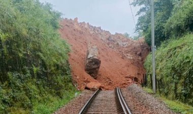 CG ब्रेकिंग : रेल लाइन पर गिरी चट्टान, बारिश के वजह से हुआ हादसा, इस रूट की ये ट्रेनें रद्द…