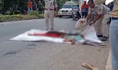CG ACCIDENT ब्रेकिंग :  तेज रफ्तार ट्रक ने दंपत्ति को कुचला, दोनों की मौके पर दर्दनाक मौत, शरीर के उड़े चिथड़े…