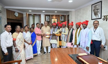 CG बस्तर दशहरा समिति के अध्यक्ष व सांसद बस्तर दीपक बैज के नेतृत्व में बस्तर दशहरा समिति के प्रतिनिधिमंडल ने मुख्यमंत्री भूपेश बघेल से मुलाकात कर विश्व प्रसिद्ध बस्तर दशहरा का दिया न्योता...