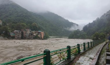 भयावह मंजर VIDEO : बादल फटने से तबाही…सेना की गाड़ी कागज के नाव की तरह बह गई पानी में...सेना के कैंप उखड़े...कई जवान लापता...नजारा देख रौंगटे खड़े हो गए.... देखें VIDEO में खौफनाक जलजला….