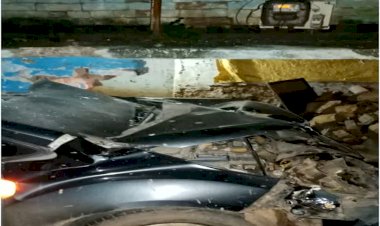 CG ACCIDENT ब्रेकिंग : दीवार तोड़ कर घर में घुसी तेज रफ्तार कार, हादसे में 2 की हालत गंभीर.....