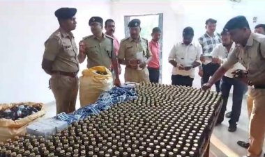 CG ब्रेकिंग: पुलिस ने नशे के सौदागरों के विरुद्ध खोला मोर्चा.... कार से बड़ी मात्रा में नशीली कफ सिरप और टैबलेट बरामद.....