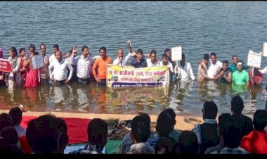 CG अनिश्चितकालीन हड़ताल : संजीवनी के कर्मचारी अनिश्चितकालीन हड़ताल पर, इन मांगों को लेकर किया जल सत्याग्रह....