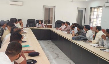 CG:रिटर्निग ऑफिसर ने ली एसएसटी एवं एफएसटी की बैठक ...अपनी जवाबदारी एवं भूमिका का कुशल निर्वहन करें : सुरुचि सिंह IAS एसडीएम बेमेतरा