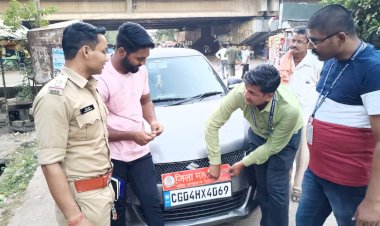 CG राजनांदगांव सिटी कोतवाली पुलिस की कार्यवाही... वाहनों में नंबर प्लेट में पद का नाम लिखे होने पर की गई कार्यवाही... प्रेशर हार्न लगे वाहनों पर  की गई कार्यवाही...