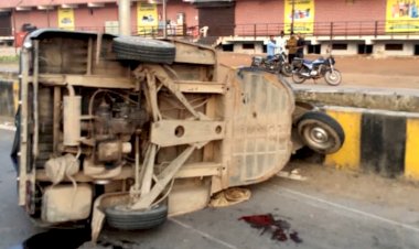 CG Accident ब्रेकिंग : डोंगरगढ़ बम्लेश्वरी माता के दर्शन करने जा रहे श्रद्धालुओं से भरी ऑटो पलटी, एक की मौत, कई घायल.....