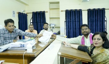 जोगी कांग्रेस ने नामांकन रैली में दिखाई अपनी ताकत

पंडरिया विधानसभा से प्रत्याशी रवि चंद्रवंशी ट्रेक्टर चलाते हुए नामांकन दाखिल करने पहुँचे कलेक्टर कार्यालय

नामांकन दाखिल करने अजीत जोगी की बहू ऋचा जोगी उपस्थित रही

पंडरिया विधानसभा क्षेत्र के चारो ओर से नामांकन रैली में शामिल होने पहुचे हजारों लोग