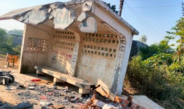 CG Accident ब्रेकिंग : चुनाव चेकिंग पॉइंट में घुसा ट्रक, ड्यूटी में तैनात कैमरामैन की दर्दनाक मौत, हेड कॉन्स्टेबल घायल, आईजी, कलेक्टर, एसपी ने लिया जायजा....