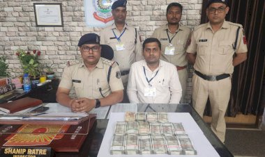 CG- बाइक में मिला लाखों कैश :  चेकिंग के दौरान मिली नोटों से भरी बाइक, पुलिस ने पूछताछ के बाद जप्त किया कैश...........