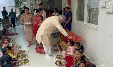 Mahanavami पर सीएम भूपेश बघेल ने स्थानीय निवास पर कराया कन्या भोज, बालिकाओं के चरण स्पर्श कर लिया आशीर्वाद…देखे फोटो…