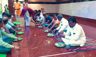 माता का आशीर्वाद लेकर भंडारा में शामिल हुए जैन...