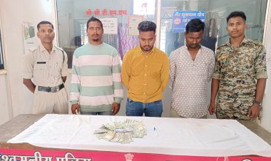 शहर के अलग अलग स्थानो में जुआ / सट्टा   खेलाने वाले सटोरियों पर बस्तर पुलिस की पुनः कार्यवाही... 03 सटोरियों पर कोतवाली पुलिस की कार्यवाही... आरोपियो के कब्जे से रूपये 19,520/-  नगद बरामद...