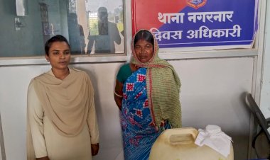 अवैध रूप से महुआ शराब बिक्री करते पाए जाने पर की गई कार्रवाई... आरोपीया के कब्जे से 14 लीटर देशी महुआ शराब बरामद... अनुमानित कीमत 1400 /- रूपये...