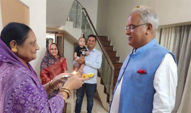 CG Assembly Election : मुख्यमंत्री भूपेश बघेल नामांकन दाखिल करने पहुंचे कलेक्ट्रेट, पत्नी ने तिलक लगाकर किया विदा, देखें तस्वीरें...