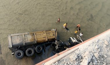 CG ACCIDENT ब्रेकिंग : अनियंत्रित होकर नदी में गिरा ट्रेलर, ड्राईवर गंभीर रूप से घायल, मची अफरातफरी, मौके पर पहुंची पुलिस.....