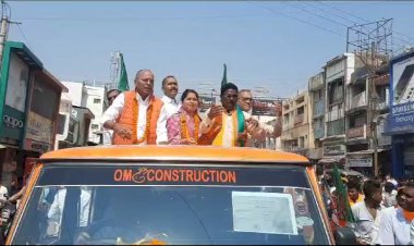 नामांकन के आखिरी दिन भाजपा ने धमतरी में नामांकन रैली निकालकर शक्ति प्रदर्शन किया.... रैली में शामिल हुए महाराष्ट्र के डिप्टी सीएम देवेंद्र फडणवीस...