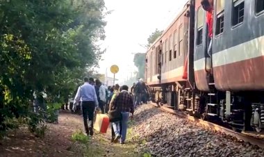 CG NEWS : अंतागढ़-रायपुर पैसेंजर ट्रेन में आई तकनीकी खराबी, चलते-चलते अचानक बीच में रुक गई ट्रेन, यात्रियों को करना पड़ा मुश्किलों का सामना, पैदल निकले कई लोग....