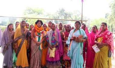 पामगढ़ विधानसभा के नवागढ़ क्षेत्र जनसम्पर्क में पहुँची कांग्रेस प्रत्याशी शेषराज हरबंश
नवागढ़ क्षेत्र के लोगो से मिल रहा गजब का समर्थन,