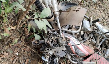 CG 3 मौतें : दर्दनाक सड़क हादसा,पेड़ से टकराई तेज रफ्तार बाइक;पिता-पुत्र सहित 3 की मौत,बाइक के उड़े परखच्चें…