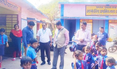 विधानसभा चुनाव बेमेतरा:प्रेक्षक श्री कृष्णा ने किया संगवारी मतदान केंद्र का निरीक्षण.. ज़रूरी मूलभूत सुविधाएं, ख़ासकर बिजली-पानी और शौचालय आदि देखी.... स्कूली बच्चों से की स्नेह भरी बातचीत