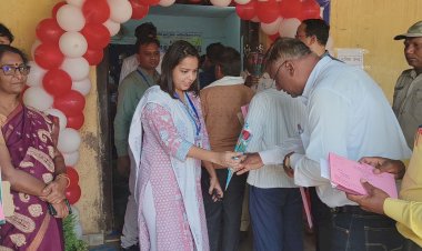 प्रशिक्षण उपरांत मतदान कार्य में संलग्न अधिकारी कर्मचारी ने किया डाक मतपत्र के माध्यम मतदान....संयुक्त जिला कार्यालय कलेक्टरेट भवन के कक्ष क्रमांक-06 और तीनो प्रशिक्षण स्थलों में मतदाता सुविधा केन्द्र स्थापित किया गया है....SDM एवं RO सुरुचि सिंह और प्रशिक्षण नोडल उर्वशा ने सभी मतदाताओं को बुके गुलदस्ता देकर स्वागत किया ततपश्चा डाक मतपत्र का कार्य प्रारम्भ हुआ