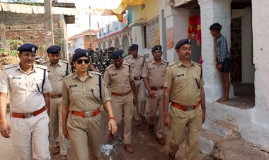 CG:बेमेतरा जिले में.विधानसभा चुनाव के मद्देनजर SP बेमेतरा भावना गुप्ता (IPS) के नेतृत्व में थाना साजा एवं परपोडी क्षेत्र के ग्राम बिरनपुर व कोंगिया कला में केन्द्रीय सुरक्षा फोर्स एवं बेमेतरा पुलिस जवानों ने किया फ्लैग मार्च