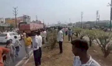 Chhattisgarh Road Accident युवक की  दर्दनाक मौत: तेज रफ्तार बस ने  युवक को मारी टक्कर ,सड़क पार करते समय हुआ हादसा, लोगों ने किया सड़क जाम कर हंगामा....
