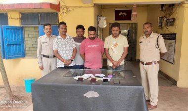 जुआ खेल रहे जुआड़ियों पर बस्तर पुलिस की कार्यवाही, 04 जुआड़ी मौके पर जुआ खेलते रंगे हाथ पकड़े गये, मौके पर आरोपियों के कब्जे से 24080/- रूपये नगदी एवं ताश के पत्ते बरामद...