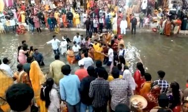 CG News : छठ घाट बना युद्ध का मैदान, दो पक्षों में हुई जमकर मारपीट, पुरुषों के साथ महिलाएं भी एक दूसरे से भिड़ी.....मची अफरा-तफरी