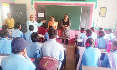 CG BMT: बेमेतरा DEO अरविंद मिश्रा एक्शन मोड़ पर... चुनाव खत्म होने के बाद निरीक्षण में निकले DEO मिश्रा.. कई स्कूलो के शिक्षकों को शो- कॉज नोटिस जारी...जिले के  बेरला अंतर्गत स्कूलो का किये औचक निरीक्षण
