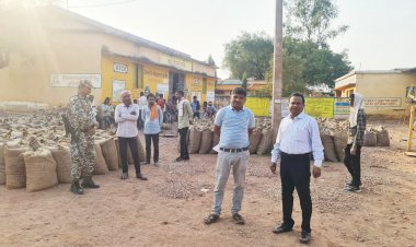 CG:बेमेतरा DM ने किये हसदा धान उपार्जन केंद्र का आकस्मिक निरीक्षण....अवैध धान परिवहन पर सख़्त कार्रवाई करने के दिए निर्देश...धान खरीदी के कार्य में गड़बड़ी किसी भी दशा में बर्दाश्त नहीं की जाएगी - कलेक्टर