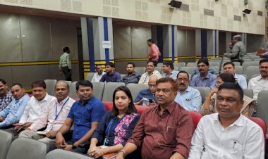 दुर्ग में मतगणना  कार्य का प्रशिक्षण, बेमेतरा के अधिकारी हुए शामिल...संभाग स्तरीय प्रशिक्षकों द्वारा अधिकारियों को बतायी गई मतगणना की बारीकिया...मीडिया सेंटर में आवश्यक सुविधाएं रखने निर्देश