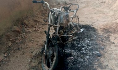 CG ग्राम हरवेल में सोमवार रात कुछ अनजान व्यक्ति ने बाइक को आग लगाकर फरार हो गया...