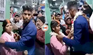 Wedding in Moving Train Video : प्रेमी जोड़ा ने चलती ट्रेन में रचाई शादी, यात्री बन गये बाराती, पहले पहनाया मंगलसूत्र फिर एक दूसरे के गले में डाले वरमाला...- देखें विडियो...