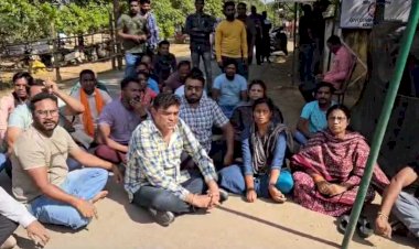 CG Politics : छत्तीसगढ़ में चुनावी घमासान जारी, स्ट्रांग रूम के सामने धरने पर बैठीं भाजपा की ये दिग्गज प्रत्याशी, सामने आई ये वजह....