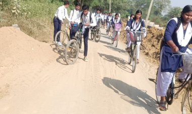 बेलरगांव में सड़क किनारे गड्ढे खोदने से हो रही है स्कूल छात्रों को आवाजाही में परेशानी...गड्ढे के कारण कभी भी हो सकता है बड़ा हादसा...