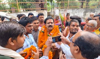 दबाव की राजनीति से कवर्धा वासियों ने लड़ा मुक्ति संग्राम,विजय शर्मा को मिली जीत

विजय के जीत के बाद कवर्धा वासियों  ने मनाई दूसरी बार दीपावली, की जोरदार आतिशबाजी

नगर की महिलाओं ने आरती थाल लेकर भाजपा प्रत्याशि विजय शर्मा  का किया आत्मीय स्वागत