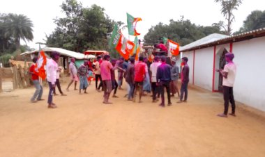 CG केशकाल के पूर्व कलेक्टर एवं भाजपा प्रत्याशी रहे निलकंठ टेकाम को विधायक बनने पर युवा मोर्चा हरवेल द्वारा शानदार उत्साह के साथ एक दुसरे को बधाई दी...