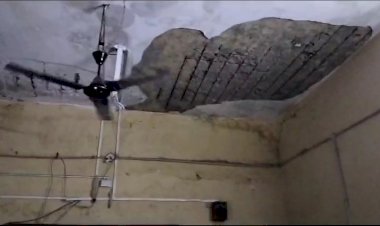 CG - 6 स्कूली बच्चे घायल : क्लास में बैठकर एग्जाम दे रहे थे बच्चे तभी भरभरा कर स्कूल की छत से गिरा प्लास्टर, 6 बच्चे घायल....