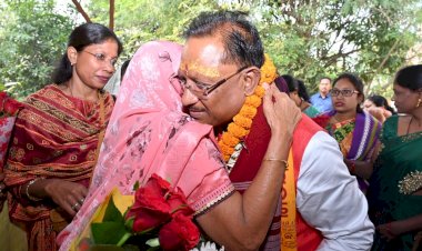 CG PHOTOS: CM विष्णु देव साय ने धर्मपत्नी के साथ की नवग्रह पूजा, सत्ता की बागडोर संभालने से पहले मुख्यमंत्री ने लिया मां का आशीर्वाद, मां ने गले लगाकर दिया आशीष, जगन्नाथ मंदिर भी पहुंचे मुख्यमंत्री, देखें तस्वीरें.....
