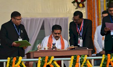 उपमुख्यमंत्री श्री विजय शर्मा का आपरेटर से लेकर डिप्टी सीएम तक का सफ़रनामा
कवर्धा विधायक विजय शर्मा ने आज उपमुख्यमंत्री पद की शपथ ली