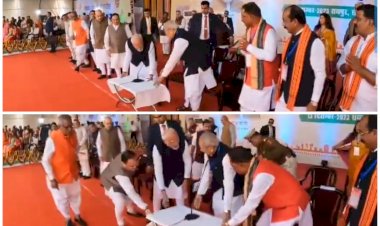 VIDEO: CG में दिखा PM मोदी का अलग अंदाज, खुद ही खिसकाई राज्यपाल की टेबल, माइक भी किया ठीक, सादगी पर फिदा हुए लोग, देखें वीडियो.......