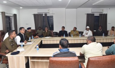 CG आज वरिष्ठ पुलिस अधीक्षक जितेन्द्र सिंह मीना निर्देशन में अतिरिक्त पुलिस अधीक्षक महेश्वर नाग के द्वारा ज़िले बस संचालकों की मीटिंग आहूत की गई...