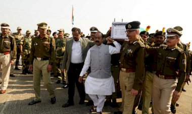 CG - शहादत को सलाम : शहीद BSF जवान को डिप्टी सीएम अरुण साव ने दिया कंधा, DGP समेत कई अधिकारी रहे मौजूद, कांकेर में ब्लास्ट के दौरान वीरगति को प्राप्त हुआ था जवान.....